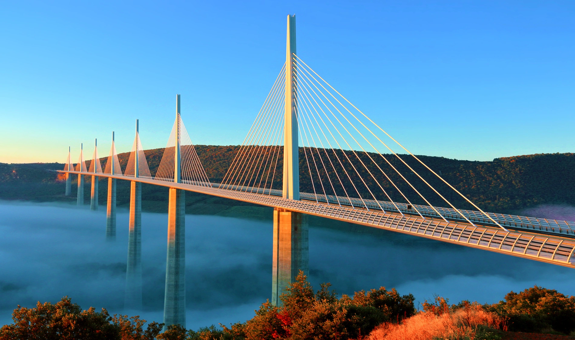 Pont surplombant la vallee
