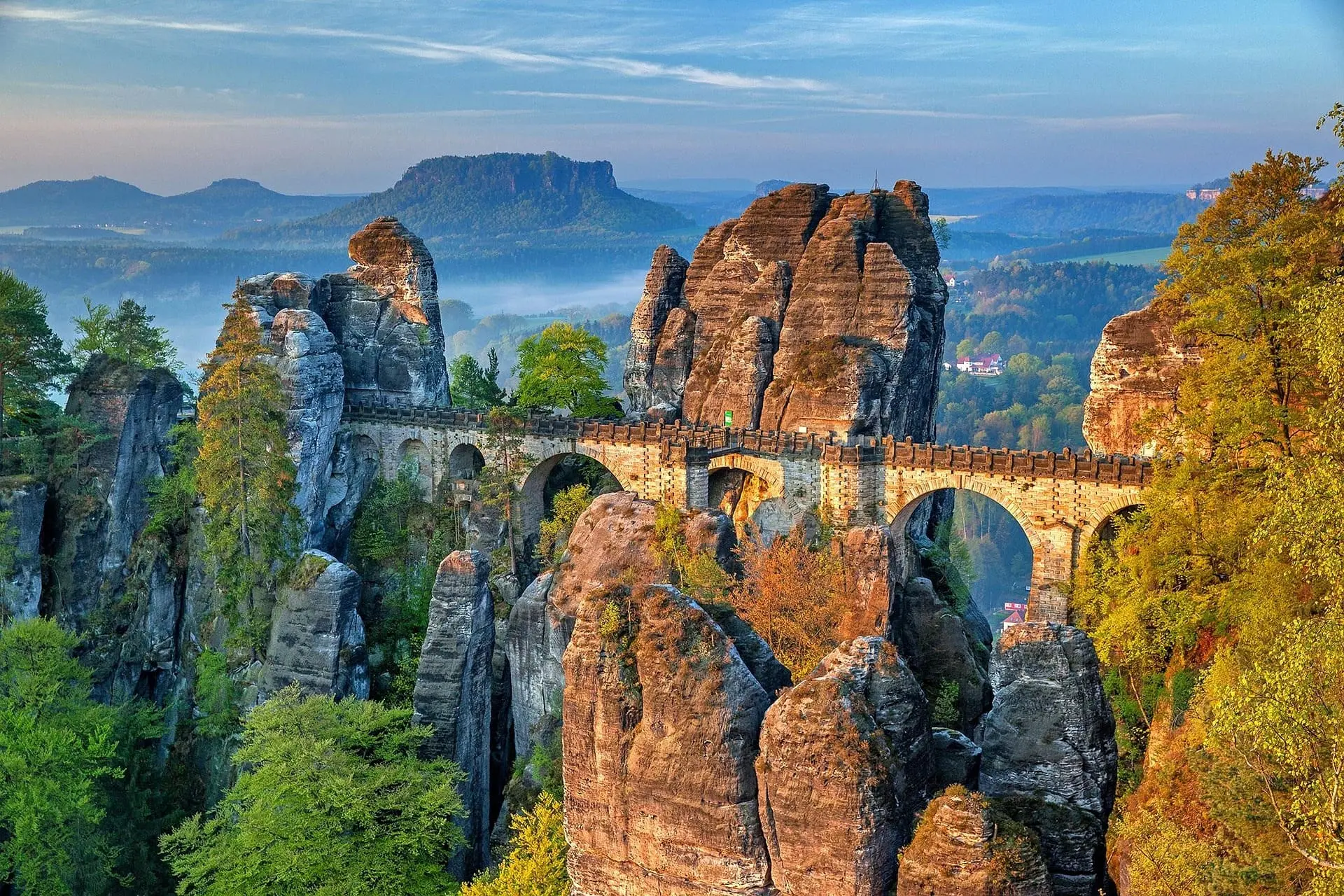 Pont surplombant la vallee